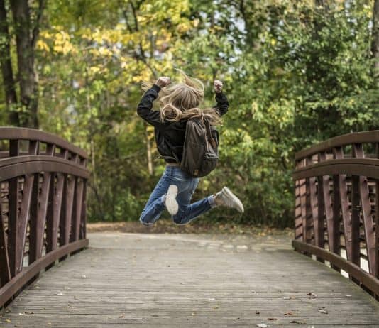 Schulranzen im Ökotest Blond Blondine Brücke Spaß Mädchen Glücklich