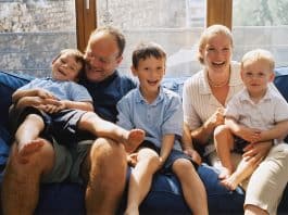 Aktuelle Impfempfehlung 2017 Impffamilie auf dem Sofa