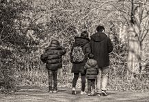 Rechte und Pflichten von Stiefeltern Familie Mutter Vater Kinder Frau Mann Junge