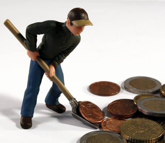 Unterhalt bei Volljährigen – so viel kosten große Kids Mann Figur Spielzeug Schippe Schaufel Geld Euro