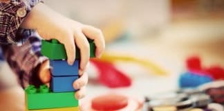 Kind Turm Holzklötze Kindergarten Spielen