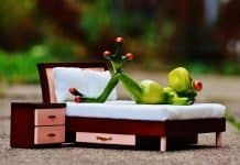 Die Insel der Träume – das Kinderbett Frosch Verliebt Gedanken Bett Figur Lustig