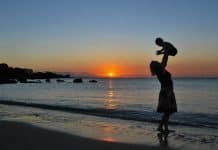 Mutter Sohn Baby Strand Sonnenuntergang Spielen