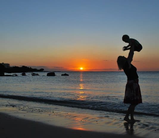 Mutter Sohn Baby Strand Sonnenuntergang Spielen