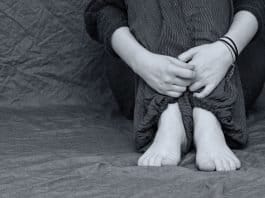 Ärger nach der Babypause Verzweifelt Traurig Deprimiert Füße Hände