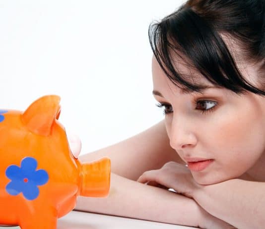 sparschwein speichern geld junge frau finanzen