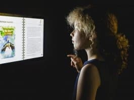 Vertiefende Informationen zu Autoren und Autorinnen wie Astrid Lindgren erhalten die Besucher an multimedialen Stationen. Bildnachweis: Historisches Museum der Pfalz/Carolin Breckle