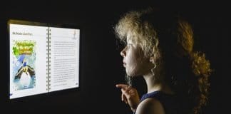 Vertiefende Informationen zu Autoren und Autorinnen wie Astrid Lindgren erhalten die Besucher an multimedialen Stationen. Bildnachweis: Historisches Museum der Pfalz/Carolin Breckle