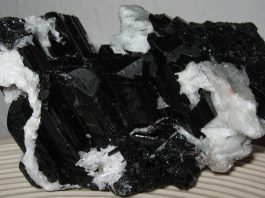 Der schwarze Turmalin als Stein des Friedens Schörl (schwarzer Turmalin) mit Cleavelandit aus Ibadan/Nigeria