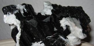 Schörl (schwarzer Turmalin) mit Cleavelandit aus Ibadan/Nigeria