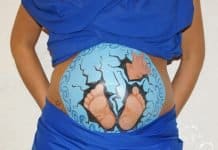 Der große Moment – die Geburt Bauch-Malerei Bellypaint Hand Füße Junge