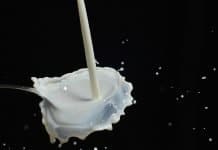 Die Milch reicht nicht Tropfen Milch Schütten Flüssigkeit Lebensmittel