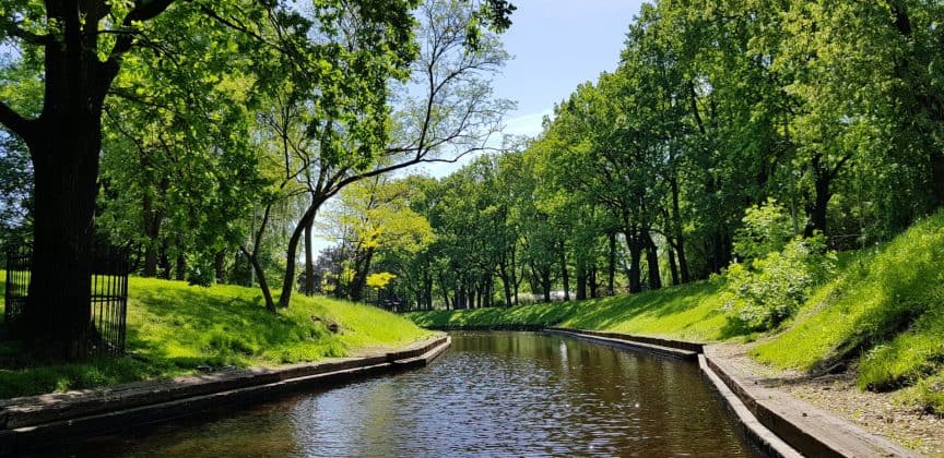Kanal mit dem Boot in Riga Lettland