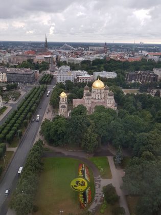 Orthodoxe Kirche mit Park in Riga Lettland
