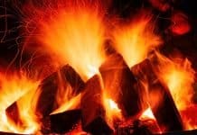 Hämorrhoiden in der Schwangerschaft: Ursachen und Prävention kaminfeuer feuer glut flammen heiß brennen wärme