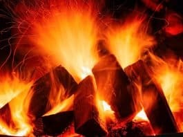 kaminfeuer feuer glut flammen heiß brennen wärme