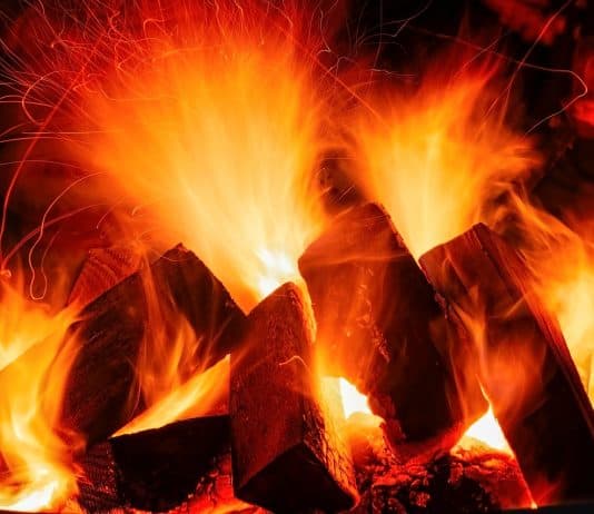 kaminfeuer feuer glut flammen heiß brennen wärme