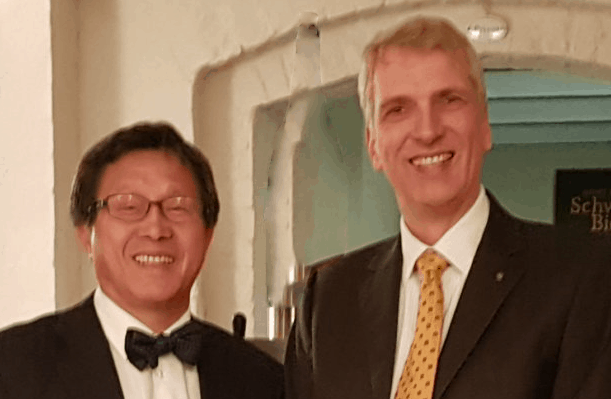 Prof. Dr.Jhy-Wey Shieh Repräsentant von Taiwan mit Stefan Fritsche Herausgeber Adeba.de Zu Besuch in Neuzelle