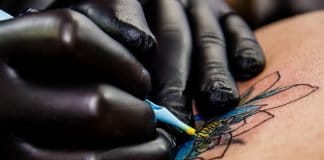 tattoo-künstler tatoo zeichnung lotosblume