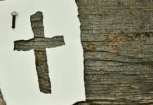 Kinder entdecken den Glauben Kreuz Nagel Symbol Holz Alt Hölzern Christentum