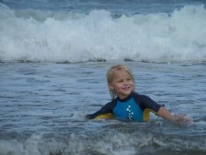 Ozean Spielen Sohn Kleiner Junge Strand Spaß Meer
