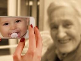 Smartphone Gesicht Frau Alt Baby Jung Kind