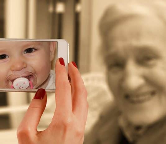 Erst Karriere, dann Kind Smartphone Gesicht Frau Alt Baby Jung Kind