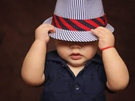 Baby Junge Hut Bedeckt Augen Kinder Baby Boy