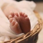 Neugeborene Baby Füße Korb Jung Zarte Zehen
