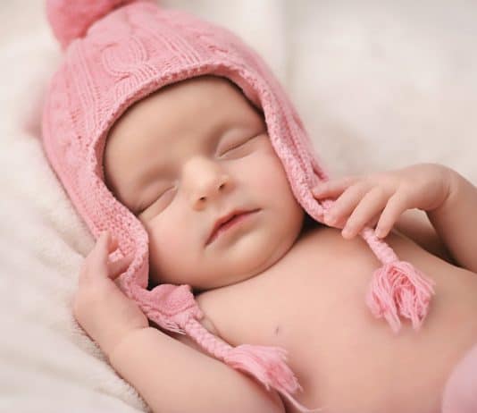 Mutter filmt sich selbst bei der Geburt – Unglaublich! Neugeborene Baby Mädchen Rosa Hut Niedlich Decke