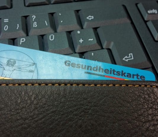 AOK Projekt bereitet Familien auf häusliche Pflege vor Krankenkarte Geldbörse Krankenversicherung