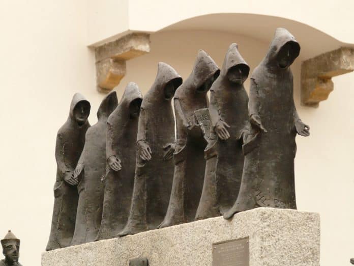 mönch mönche skulptur figur metall kloster abtei