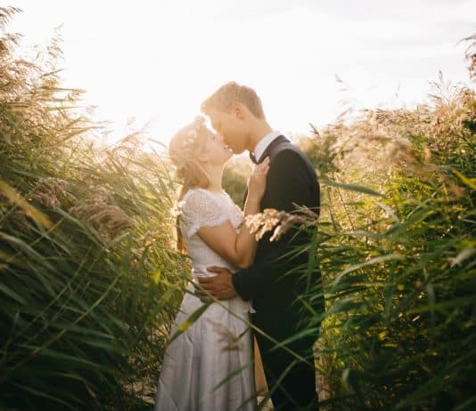 Boho-Hochzeit – wild, unkonventionell, frei, individuell menschen mädchen mann kuss liebe hochzeit braut