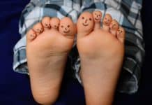 Tipps zum Kinderschuhkauf Füße Zehen Barfuß Kind Junge Haut Schlafanzug