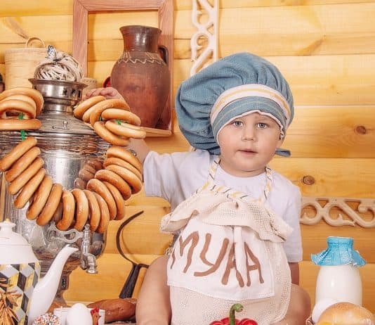 Milchnahrung für das Baby Menschen Baby Familie Küchenjunge Kinder Bengel