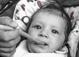 Brei Baby Fütterung Kinder Kleinkind Niedlich