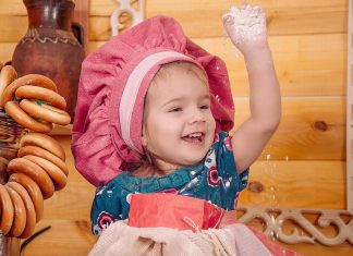 Wie gut ist Fertignahrung? Baby Menschen Wenig Lächeln Freude