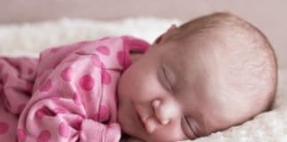 Baby Neugeborene Schlafen Mädchen Rosa Bett