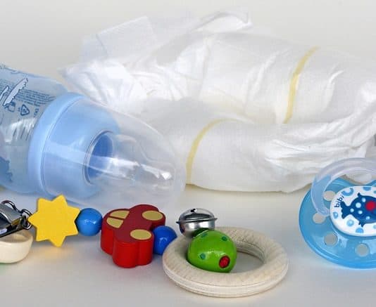 Alles Plastik – Willkommen im Plastikzeitalter! Enten Spielzeug Babyflasche Windeln Schnuller