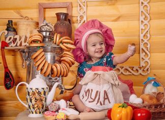 Trinken im Beikostalter – was, wieviel und woraus? Menschen Familie Küchenjunge BabyMenschen Familie Küchenjunge Baby