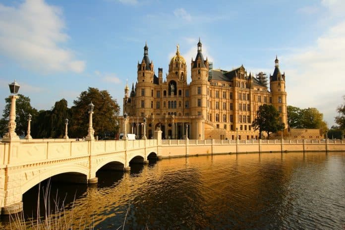 Ferienhaus mieten, brücke schloss schwerin brandenburg gold