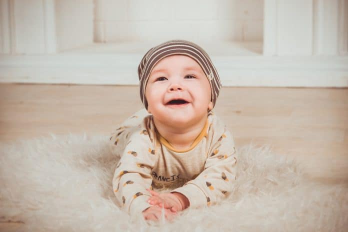 Babe Lächeln Neugeborene Kleines Kind Junge Person