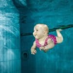 baby schwimmen unterwasser familie mädchen wasser