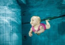 baby schwimmen unterwasser familie mädchen wasser
