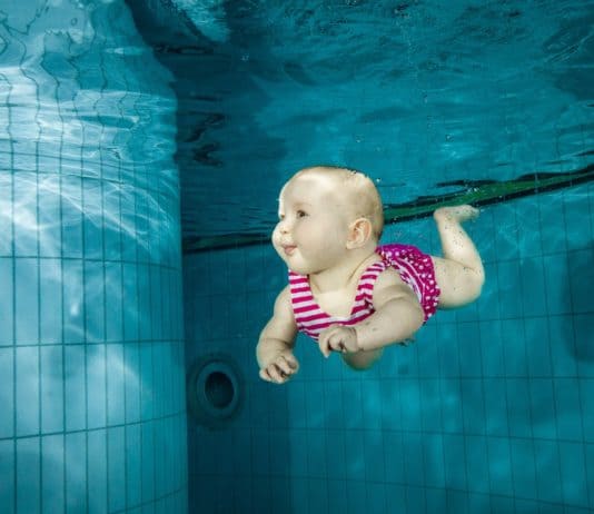 baby schwimmen unterwasser familie mädchen wasser