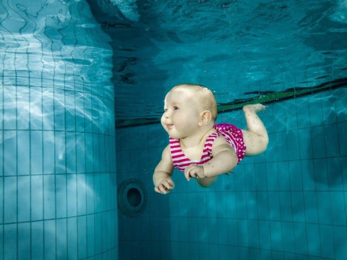 baby schwimmen unterwasser familie mädchen wasser