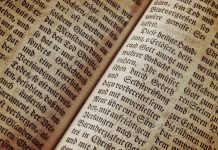 Glaube in der Familie Bibel Buchseite Schrift Textur Hintergrund Buch