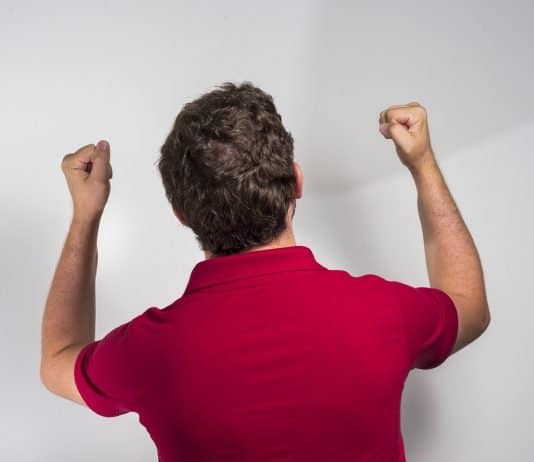 Ich ertrage mein Kind nicht mehr – Mein Kind nervt nur Mann Feier Fußball Sport Krone Spiel Sieg Streit