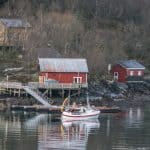 Norwegen Küstenlinie Wasser Reflexion Rotes Haus