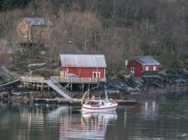 Norwegen Küstenlinie Wasser Reflexion Rotes Haus